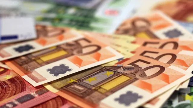 
                    Euro foi a moeda mais usada no comércio extreno da UE em 2025
                