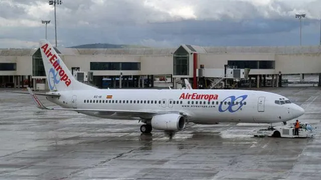 
                    Passageiros retidos em avião com 50ºC após problema no ar condicionado
                