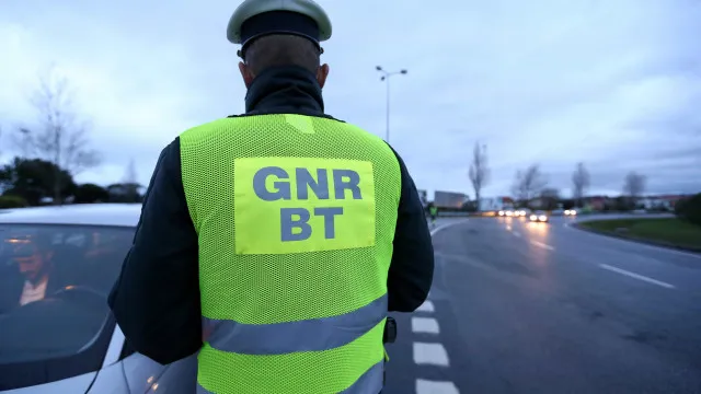 Condutor 'apanhado' a fugir de operação da GNR na A28 em contramão