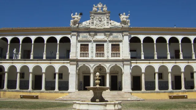 
                    Mecenas deram €177 mil para apoiar 81 estudantes da Universidade de Évora
                