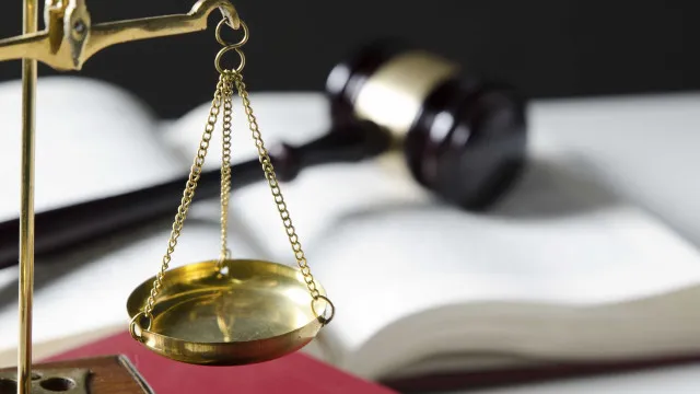 
                    Dono de bar condenado por lenocínio e auxílio à imigração ilegal
                