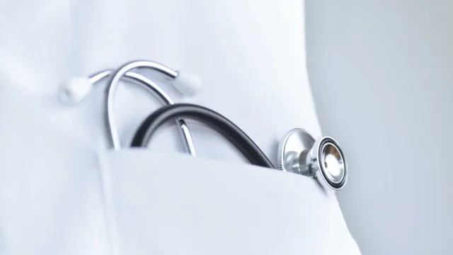 
                    Médico diz que expôs corpo de bebé para provar crime (que autópsia nega)
                