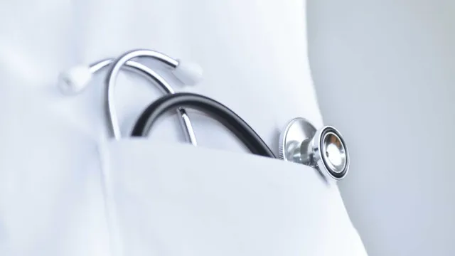 
                    Seguro promulga incentivo a médicos por trabalho suplementar no SNS
                