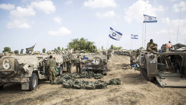 Exército israelita bombardeia 