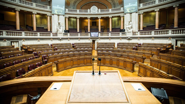 PS abstém-se no OE2027? Governo saúda, Chega critica:
