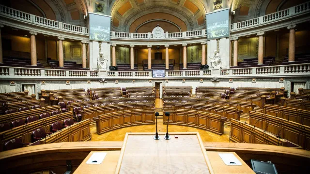 
                    Aprovado diploma que proíbe bandeiras ideológicas em edifícios públicos
                