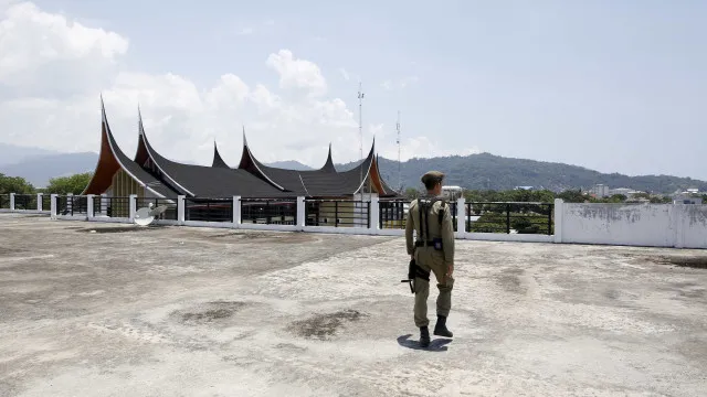 
                    China apoia condenação à morte de uigures pelo atentado de Banguecoque
                