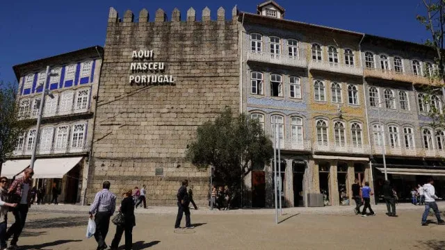 Muralha de Guimarães vandalizada: "Aqui morreu Portugal". Há imagens