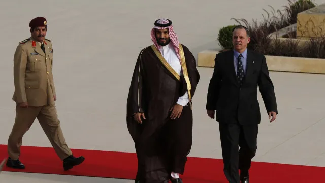 
                    Líderes saudita e emiradense reúnem-se após divergências no Iémen
                