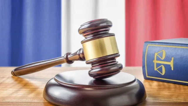 
                    Negacionista francês condenado por rejeitar existência de câmaras de gás
                
