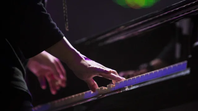 
                    Lara Dâmaso, Nídia, Dj Firmeza e Helviofox na Bienal de Veneza de Música
                