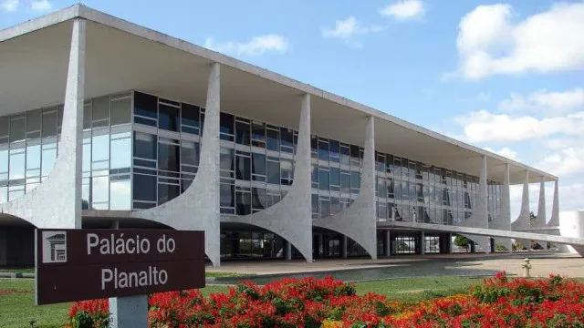 
                    Brasil classifica tarifas dos EUA como 