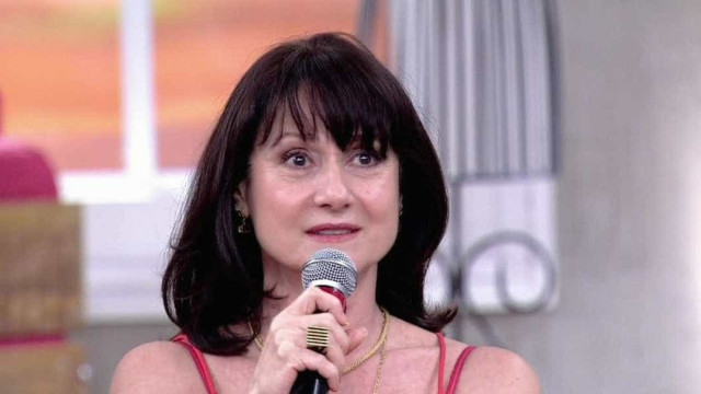 Zezé Polessa encarna cantora Nara Leão em musical solo dirigido por Miguel Falabella