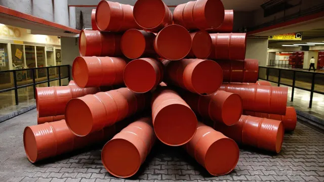 
                    Bolsas europeias descem, mas preço do barril de Brent sobe moderadamente
                