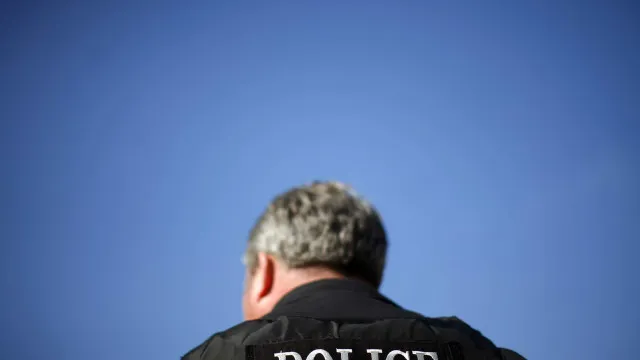 
                    Pai morre a defender filha de namorado violento nos EUA
                