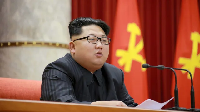 
                    Coreia do Norte lança mais de 10 mísseis em direção ao mar do Japão
                