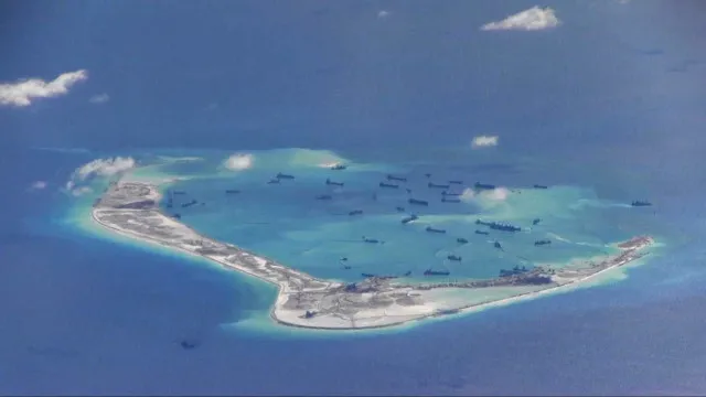 
                    China realiza exercícios navais e aéreos perto de atol disputado com Filipinas
                
