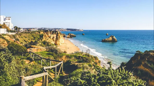 
                    Algarve com ocupação de 80% em miniférias graças a feriados de junho
                