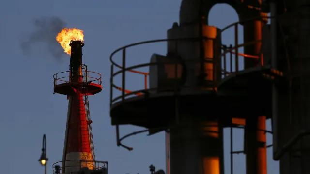 Petróleo Brent cai mais de 7% e negoceia abaixo dos 90 dólares por barril