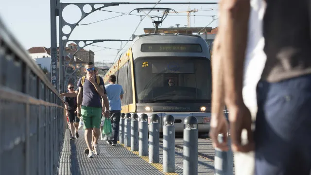 Longas filas por cartÃ£o que dÃ¡ transportes gratuitos no Porto