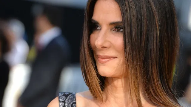 
                    Sandra Bullock relata a reação dos filhos à doença do namorado
                