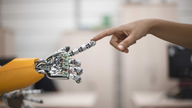 China promove uso de robôs domésticos para idosos