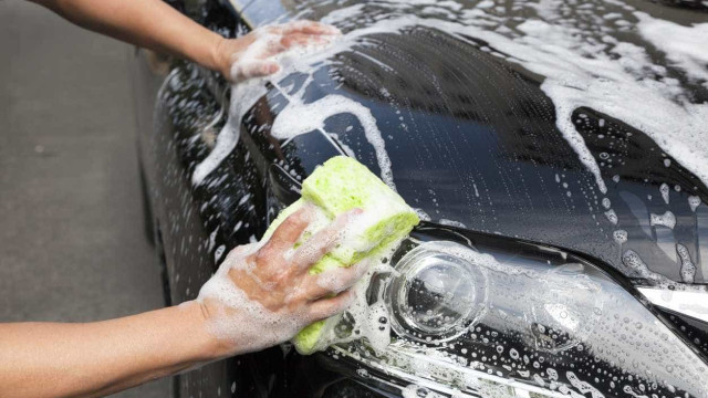 O que nunca deve fazer quando lava o seu carro? Especialista responde