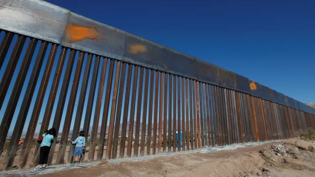 
                    EUA retomam construção de muro fronteiriço entre Arizona e México
                