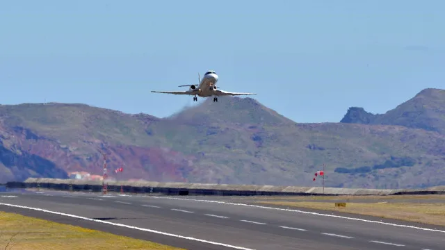 
                    Vento está a condicionar movimento no aeroporto da Madeira
                