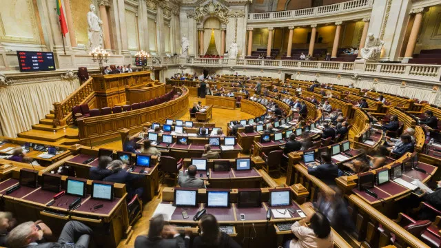 Parlamento rejeita todos os projetos sobre aumento do custo de vida