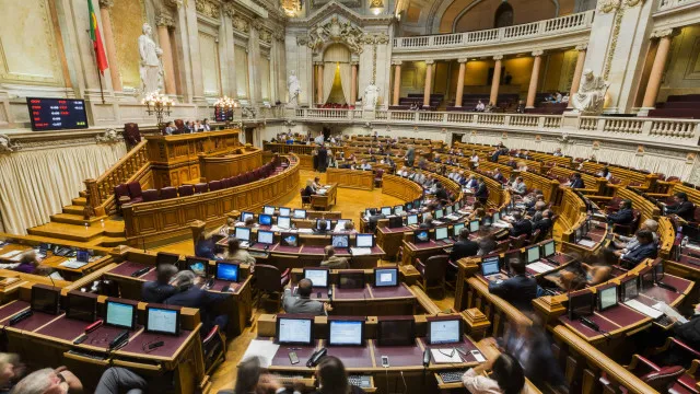 PS leva hoje a debate reforço das competências da AR na área da Defesa