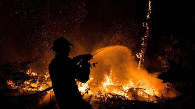 Fogo na zona de Oliveira de Azeméis obriga a evacuar hotel por precaução