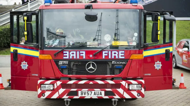 Vizinhos salvam idosa de 87 anos de casa em chamas em Inglaterra. O vídeo