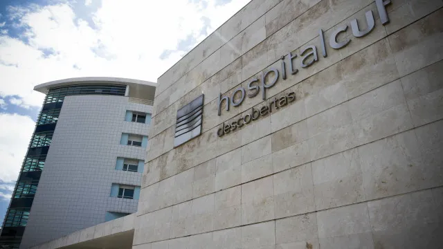 
                    Dois feridos após fogo em sala de funcionários da CUF Descobertas
                