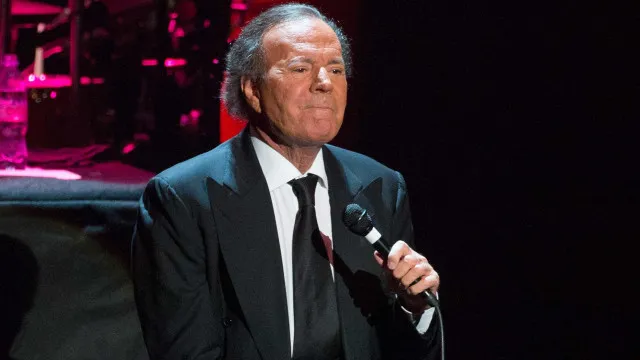 
                    Julio Iglesias acusa ministra espanhola de difamação e calúnia
                