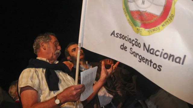 
                    Sargentos criticam 