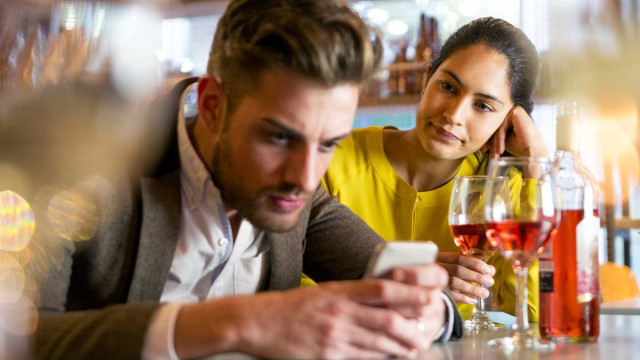 Cinco hábitos com o celular que podem pôr o seu relacionamento em risco