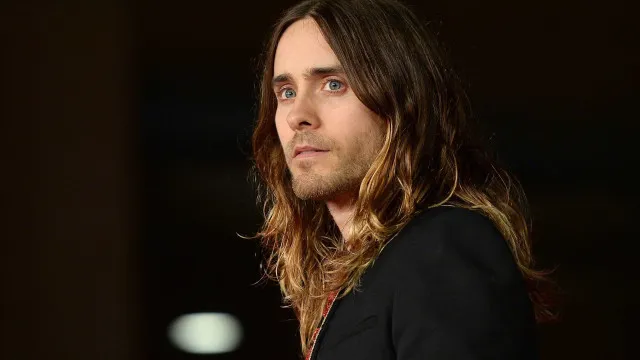 
                    Jared Leto nega acusações de agressões sexuais a adolescentes 
                
