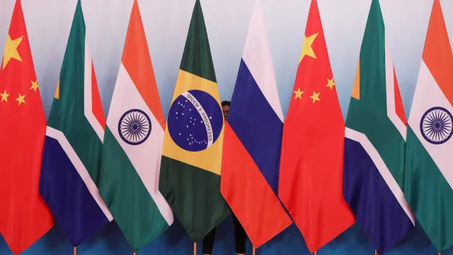 
                    Banco do bloco BRICS emite dívida em Macau para apoiar projetos no Brasil
                