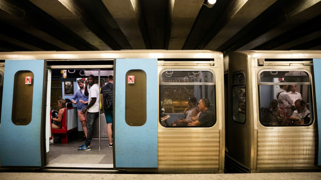 Após rotura, passageiros saem do Metro e caminham pelos carris