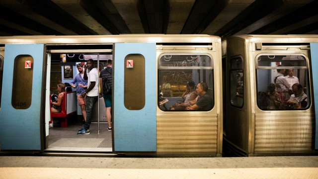 Após rotura, passageiros saem do Metro e caminham pelos carris