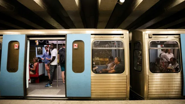ApÃ³s rotura, passageiros saem do Metro e caminham pelos carris