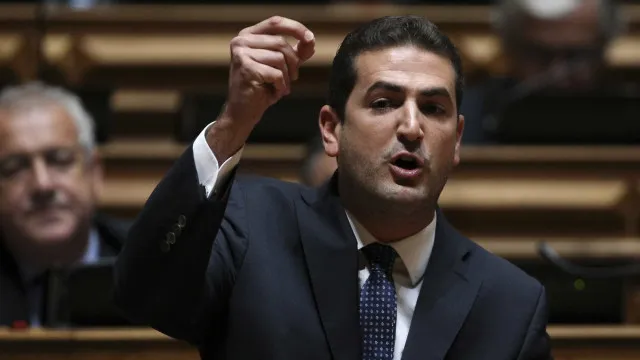 
                    Chega desafia, PSD responde: Aprenda a nadar 
