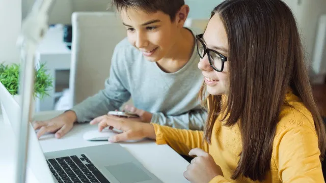 Estudo aponta que IA sugere coisas diferentes para rapazes e raparigas