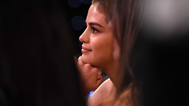 Selena Gomez emocionada ao lado da amiga que lhe 