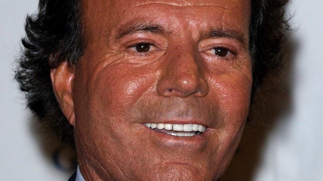 Julio Iglesias reage às acusações de abuso sexual e prepara defesa