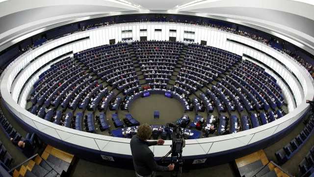 
                    Aprovado: Eurodeputadas poderão delegar voto antes e após parto
                