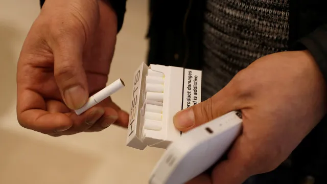 
                    Trabalhadores de lojas IQOS ganham bancos de apoio após ano de luta
                
