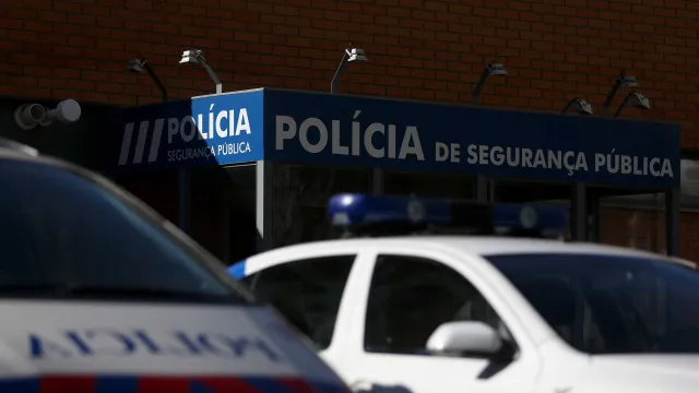 Troca telemóvel falso por 600€ e agride vítima para lhe roubar 500€