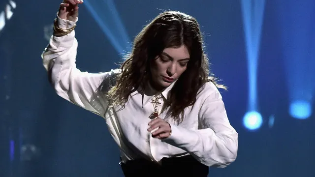 Lorde faz 28 anos. Recorde os melhores looks da cantora